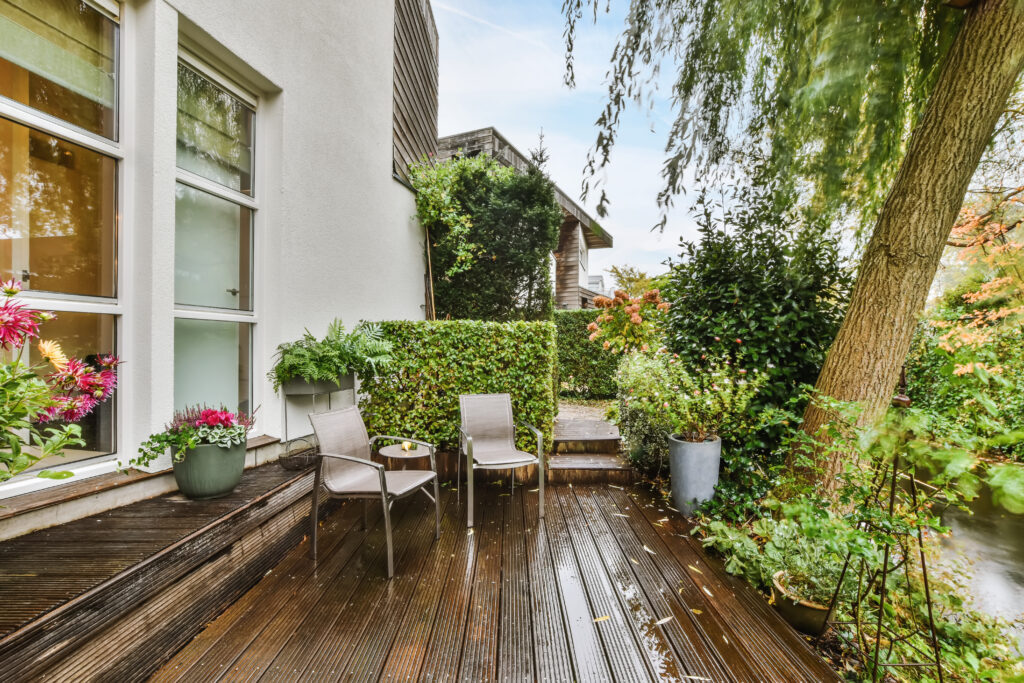 Holzterrasse mit Sitzbereich im Garten